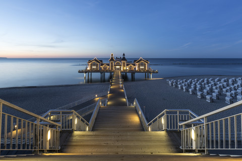 Deutschland, Rügen, Sellin, Blick auf Seebrücke bei Sonnenuntergang, lizenzfreies Stockfoto