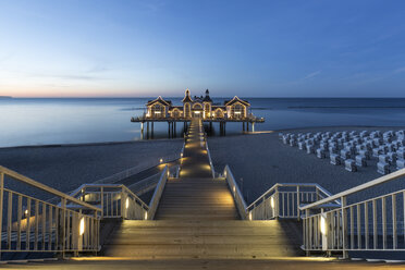 Deutschland, Rügen, Sellin, Blick auf Seebrücke bei Sonnenuntergang - ASCF00751