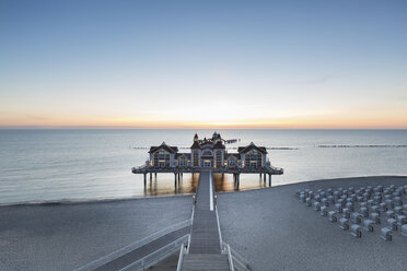 Deutschland, Rügen, Sellin, Blick auf Seebrücke bei Sonnenaufgang - ASCF00754