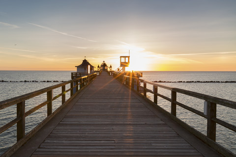 Deutschland, Rügen, Sellin, Seebrücke mit U-Boot-Gondel und Wärterturm bei Sonnenaufgang, lizenzfreies Stockfoto