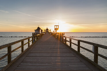 Deutschland, Rügen, Sellin, Seebrücke mit U-Boot-Gondel und Wärterturm bei Sonnenaufgang - ASC00757