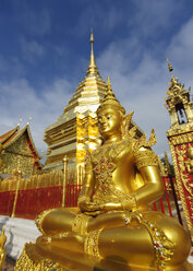 Thailand, Chiang Mai, Tempel Wat Phra That Doi Suthep, verschnörkelte goldene Statue und Tschedi - TOVF00086