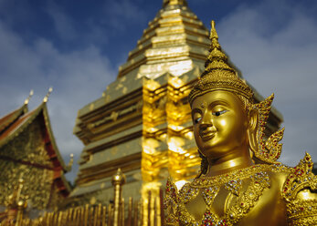 Thailand, Chiang Mai, Tempel Wat Phra That Doi Suthep, verschnörkelte goldene Statue und Tschedi - TOVF00087