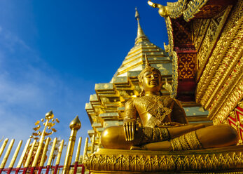 Thailand, Chiang Mai, Tempel Wat Phra That Doi Suthep, verschnörkelte goldene Statue und Tschedi - TOVF00088