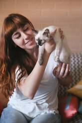Junge Frau mit Kätzchen zu Hause - RTBF00967