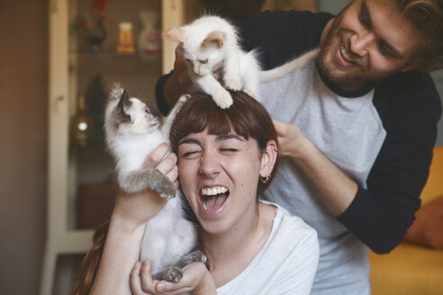 Young couple with kittens at home - RTBF00978