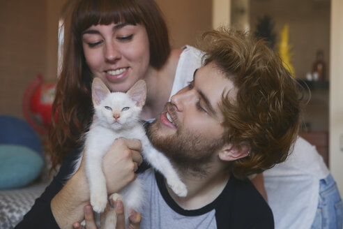 Young couple with kitten at home - RTBF00982