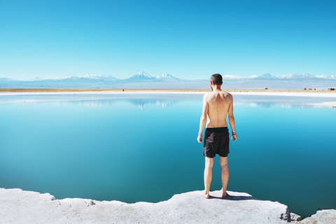 Chile, Atacamawüste, Rückenansicht eines Mannes an der Laguna Cejar, lizenzfreies Stockfoto