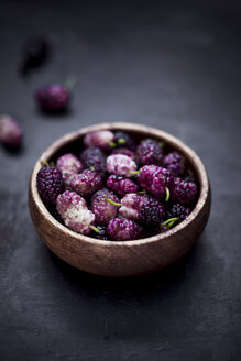 Wooden bowl of organic mulberries - CZF00288