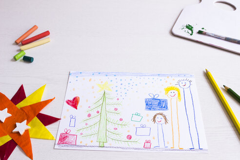 Kinderzeichnung einer glücklichen Familie zu Weihnachten - CMF00687