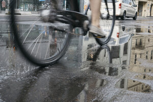 Fahrradfahren in der Stadt an einem regnerischen Tag, Teilansicht - ZMF00481