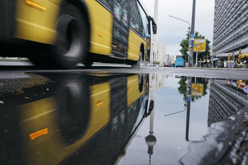 Deutschland, Berlin, Berliner Fernsehturm spiegelt sich in Pfütze nach Regen - ZMF00483