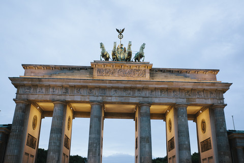 Deutschland, Berlin, beleuchtetes Brandenburger Tor am Abend, lizenzfreies Stockfoto