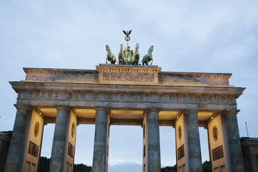 Deutschland, Berlin, beleuchtetes Brandenburger Tor am Abend - ZMF00486