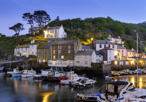 UK, England, Cornwall, Polperro, Fischerhafen in der Abenddämmerung, lizenzfreies Stockfoto