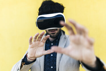 Mann mit Virtual-Reality-Brille - GIOF02881