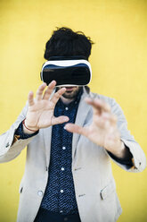 Man wearing Virtual Reality Glasses - GIOF02882