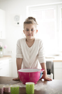 Porträt eines kleinen Mädchens beim Backen in der Küche - MOEF00029