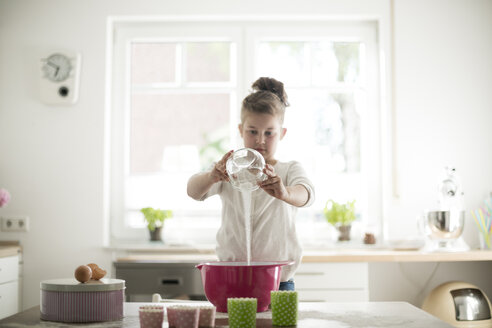Kleines Mädchen beim Backen in der Küche - MOEF00031
