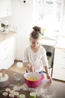 Kleines Mädchen beim Backen in der Küche - MOEF00033