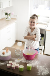 Porträt eines lächelnden kleinen Mädchens beim Backen in der Küche - MOEF00034
