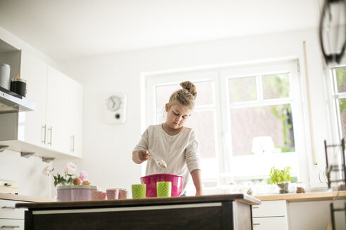 Kleines Mädchen beim Backen in der Küche - MOEF00035