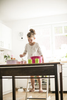 Kleines Mädchen beim Backen in der Küche - MOEF00036