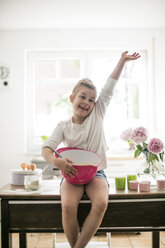 Stolzes kleines Mädchen beim Backen in der Küche - MOEF00037