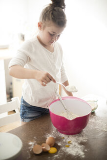 Kleines Mädchen beim Backen in der Küche - MOEF00043