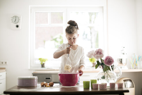 Kleines Mädchen beim Backen in der Küche - MOEF00044