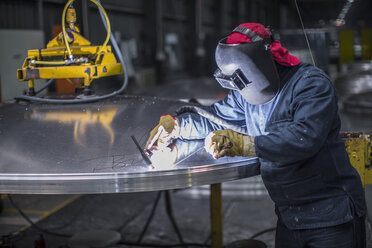 Arbeiter beim Schweißen in der Fabrik - ZEF14042