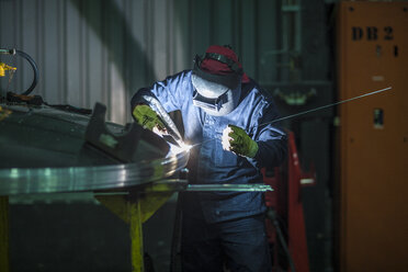 Arbeiter beim Schweißen in der Fabrik - ZEF14044