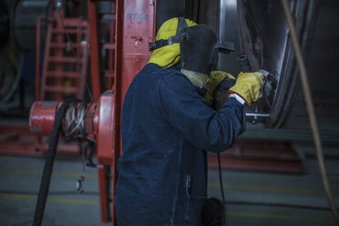 Arbeiter mit Schweißmaske in einer Fabrik - ZEF14052