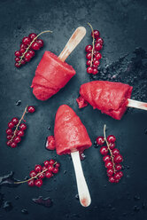 Homemade currant popsicles and red currants on slate - IPF00395