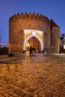 Polen, Warschau, Altstadt, Kopfsteinpflasterstraße und Barbakan-Festung bei Nacht - ABOF00199