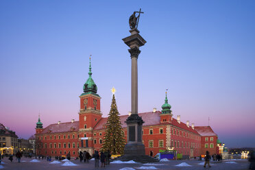 Poland, Warsaw, Royal Castle and King Sigismund III Vasa Column at twilight - ABOF00204