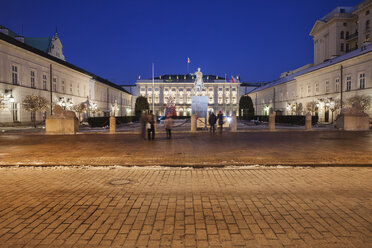 Polen, Warschau, Präsidentenpalast bei Nacht in der Krakowskie Przedmiescie Straße - ABOF00205