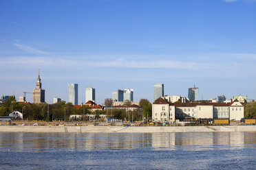 Polen, Warschau, Skyline der Stadt von der Weichsel aus - ABOF00211