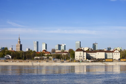 Polen, Warschau, Skyline der Stadt von der Weichsel aus - ABOF00211