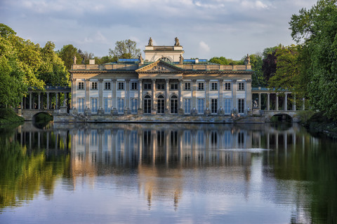 Polen, Warschau, Königlicher Lazienki-Park, Palast auf der Insel, Nordfassade, lizenzfreies Stockfoto