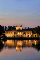 Polen, Warschau, Königlicher Lazienki-Park, Palast auf der Insel in der Dämmerung mit Spiegelung im Wasser - ABOF00214