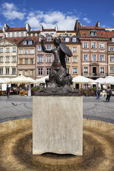 Polen, Warschau, Die Meerjungfrauen-Statue Syrenka auf dem Altstädter Ring - ABOF00219