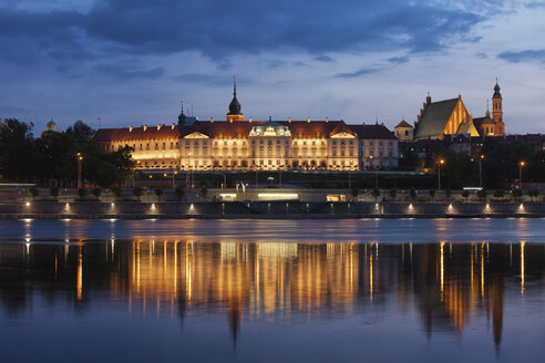 Polen, Warschau, Königsschloss und Altstadt-Skyline in der Abenddämmerung, Spiegelung auf der Weichsel - ABOF00233