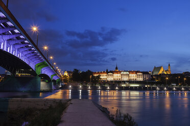 Poland, Warsaw, city by night, Old Town skyline with Royal Castle and bridge at the Vistula River - ABOF00235