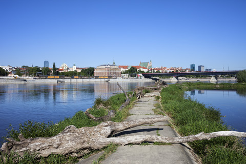Polen, Warschau, alte Betonmole an der Weichsel, Blick auf die Altstadt, lizenzfreies Stockfoto