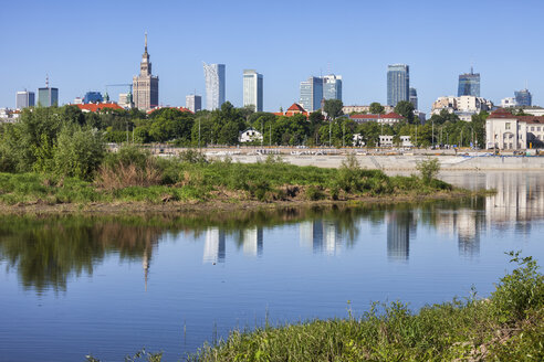 Polen, Warschau, Skyline des Stadtzentrums vom Ufer der Weichsel aus - ABOF00238