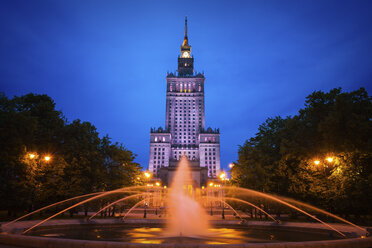 Poland, Warsaw, Palace of Culture and Science at night and fountain in Swietokrzyski Park - ABOF00239