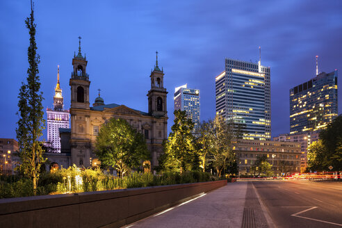 Polen, Warschau, nächtliche Skyline des Stadtzentrums mit Allerheiligenkirche und Wolkenkratzern, Stadtzentrum - ABOF00240
