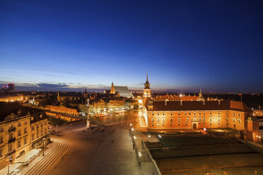 Polen, Warschau, Altstadt mit Königsschloss und Marktplatz bei Nacht - ABOF00242