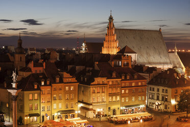 Polen, Warschau, Altstadthäuser in der Abenddämmerung im historischen Stadtzentrum - ABOF00243